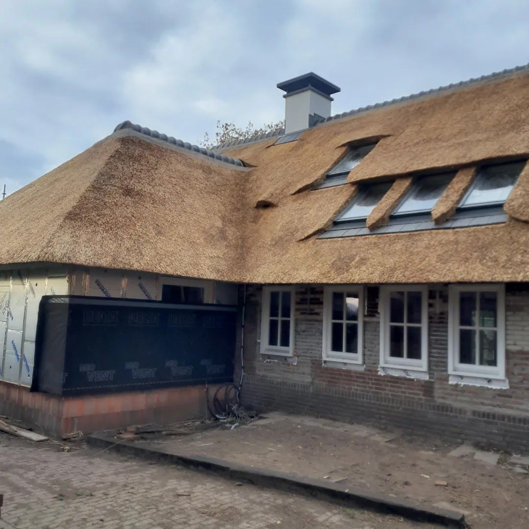 Nieuw riet met drie dakkapellen, de gevel eronder nog in afwerking